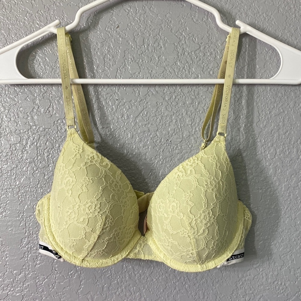 Victoria’s Secret Lined Perfect Coverage Yellow Floral Lace Bra
